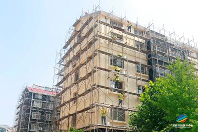 莱西老旧小区“逆生长” 外墙粉刷已完成40%，预计11月底焕新颜