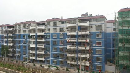 奋进新征程 建功新时代 望谟县老旧小区改造工程稳步推进，外墙粉刷焕新颜