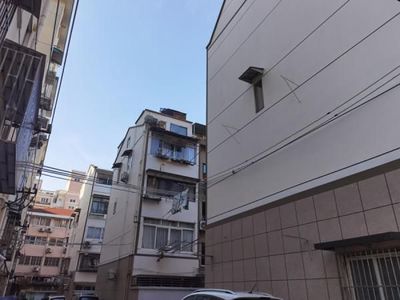 小区“美丽家园”留了啥尾巴？外墙楼道都刷白了，蜘蛛网线缆谁来管？